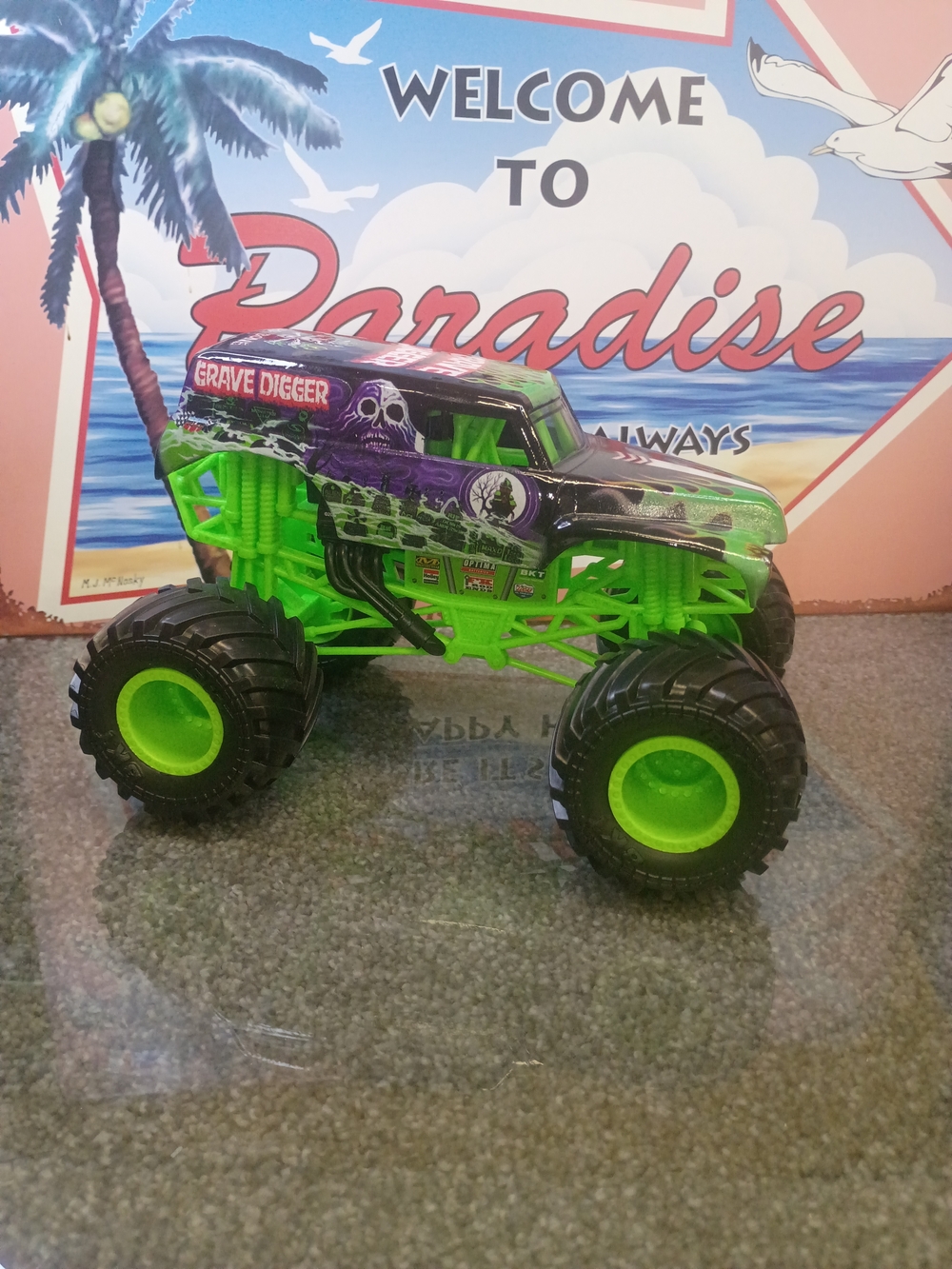 Hot Wheels Monster Jam Grave Digger 1.24 Scale